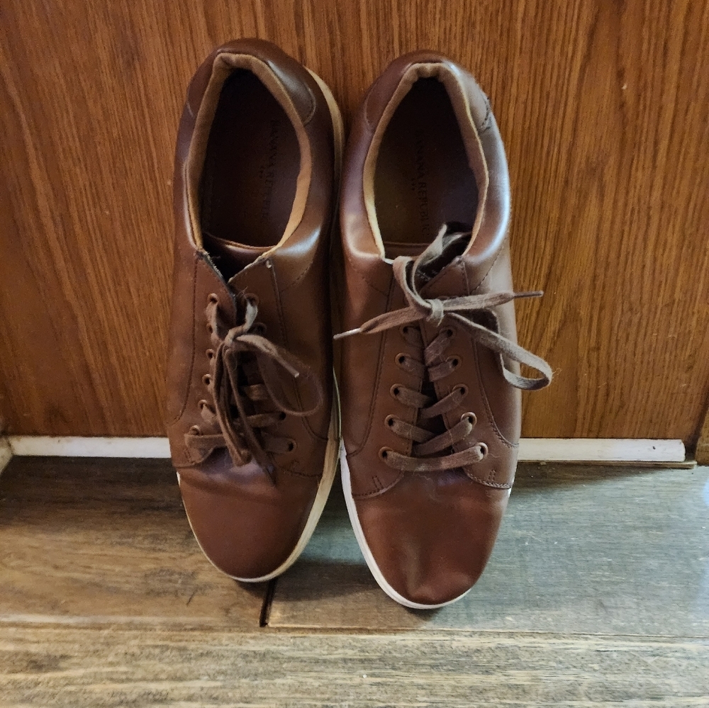 Men’s Banana Republic brown lace-up sneakers, size 12.